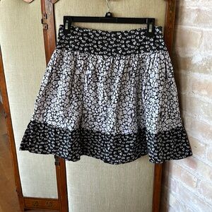 Mimi Chica size small size zip tiered floral pattern skirt.